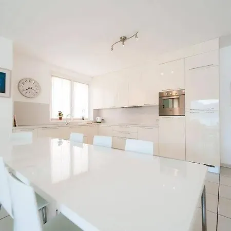 Modern 3 Bedroom On Maggiore Apartment