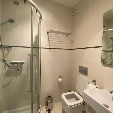 Apartment Modern 3 Bedroom On Maggiore